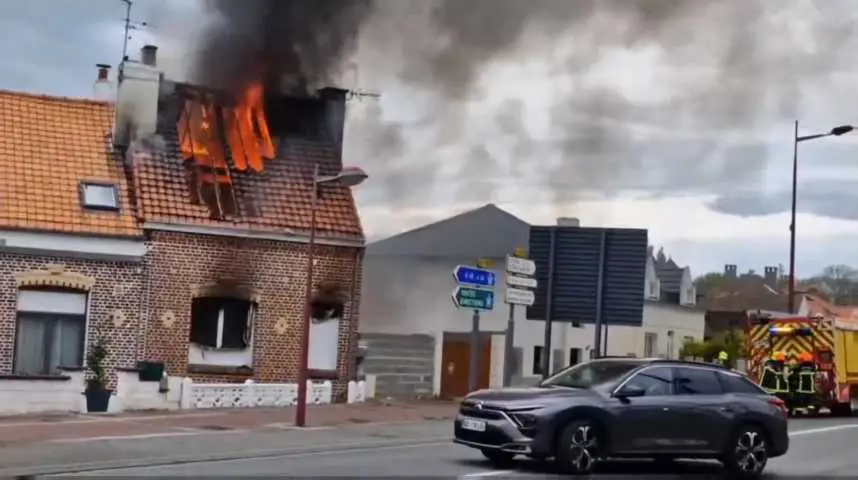 Incendie d’habitation causé par un manque d’entretien du poêle à bois et du conduit de fumée Incendie d’une habitation causé par un défaut d’entretien d’un poêle à bois et l’encrassement du conduit de fumée. Cette situation illustre les risques majeurs liés à l’absence de ramonage régulier et à l’accumulation de suie et de bistre dans les conduits. Un conduit mal entretenu peut entraîner une mauvaise évacuation des fumées, une surchauffe et, dans les cas les plus graves, un départ de feu de cheminée pouvant se propager à la structure du bâtiment. Cet exemple rappelle l’importance essentielle du ramonage obligatoire et de l’entretien annuel des installations de chauffage au bois pour garantir la sécurité des occupants et prévenir les incendies domestiques.