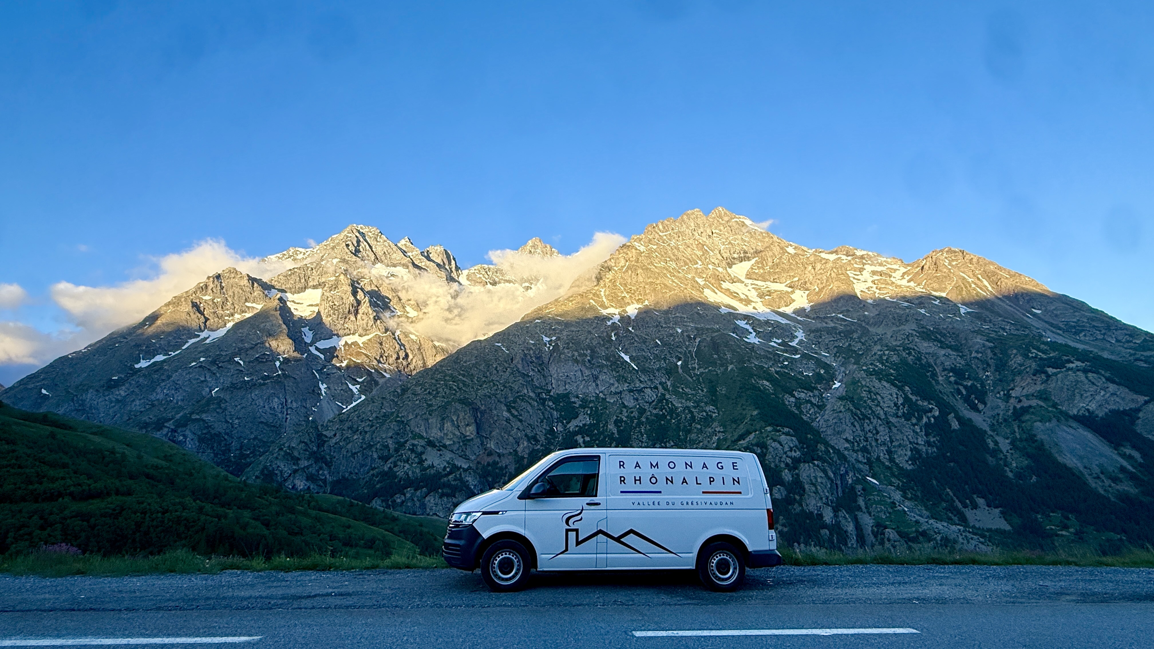 Camion de Ramonage Rhônalpin en intervention dans les Alpes Camion de Ramonage Rhônalpin en intervention dans les Alpes, sur les routes de montagne reliant les vallées de l’Isère, de la Savoie et de la Haute-Savoie. Cette image illustre le déplacement quotidien du professionnel pour assurer des interventions de ramonage de cheminée, poêle à bois et poêle à granulés dans les communes de Montbonnot, Pontcharra, Chapareillan, Myans, Apremont, Megève et Praz-sur-Arly. Un service local de proximité garantissant sécurité, conformité et entretien des installations de chauffage dans les zones résidentielles et de montagne.