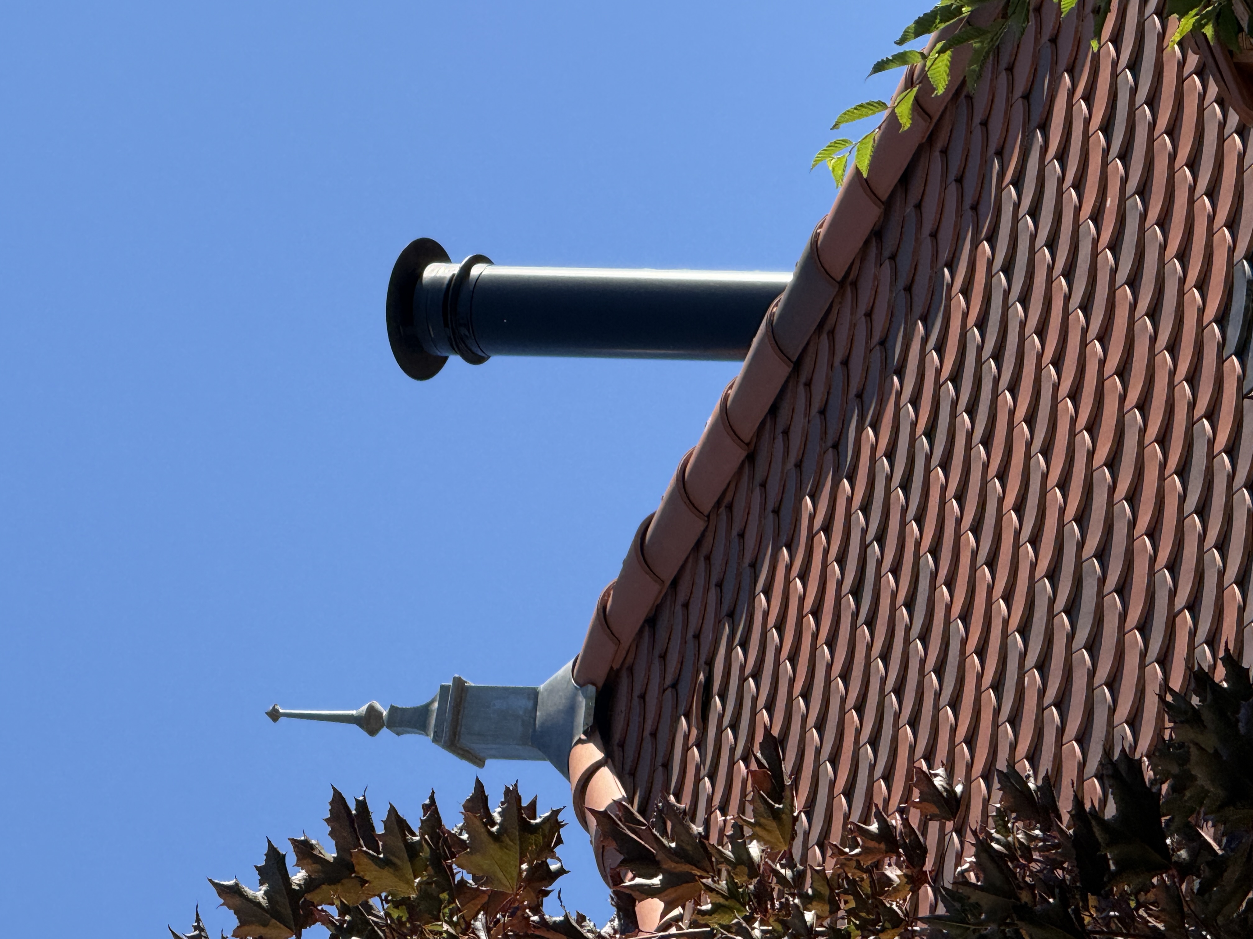 Installation d’une souche de cheminée en sortie de toit conforme à la réglementation en vigueur, assurant une évacuation sécurisée et optimale des fumées. Cette réalisation respecte les normes techniques actuelles relatives au tirage, à l’étanchéité et aux distances de sécurité avec la toiture. La souche de cheminée permet de garantir le bon fonctionnement des appareils de chauffage (cheminée, poêle à bois ou poêle à granulés) tout en limitant les risques de refoulement et d’incendie. Intervention réalisée dans le respect des exigences de sécurité et des règles professionnelles du ramonage et de l’installation des conduits de fumée.